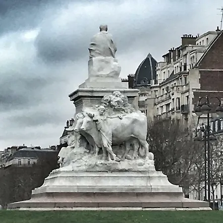 Nice Near The Eiffel Tower *